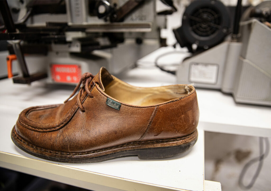 entretien d'une vieille chaussure en cuir